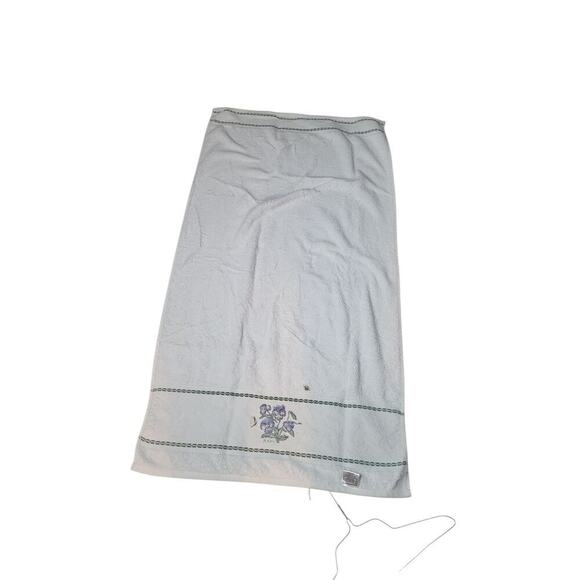 CROSCILL WHITE COTTON EMBROIDERED Floral Violet Peony HAND TOWEL Leaf Trim - Picture 3 of 4